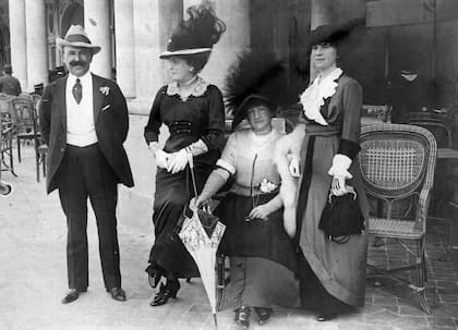 Héctor Cobo, Josefina Unzué de Cobo, Adelia Harilaos de Olmo y María Luisa Unzué de Aldao paseando por la Rambla Bristol en Mar del Plata. ca 1923.