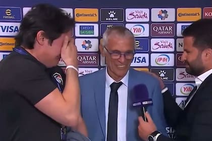 Héctor Cúper sonríe tras la entrevista, mientras que su traductor y el periodista no pudieron aguantar la emoción