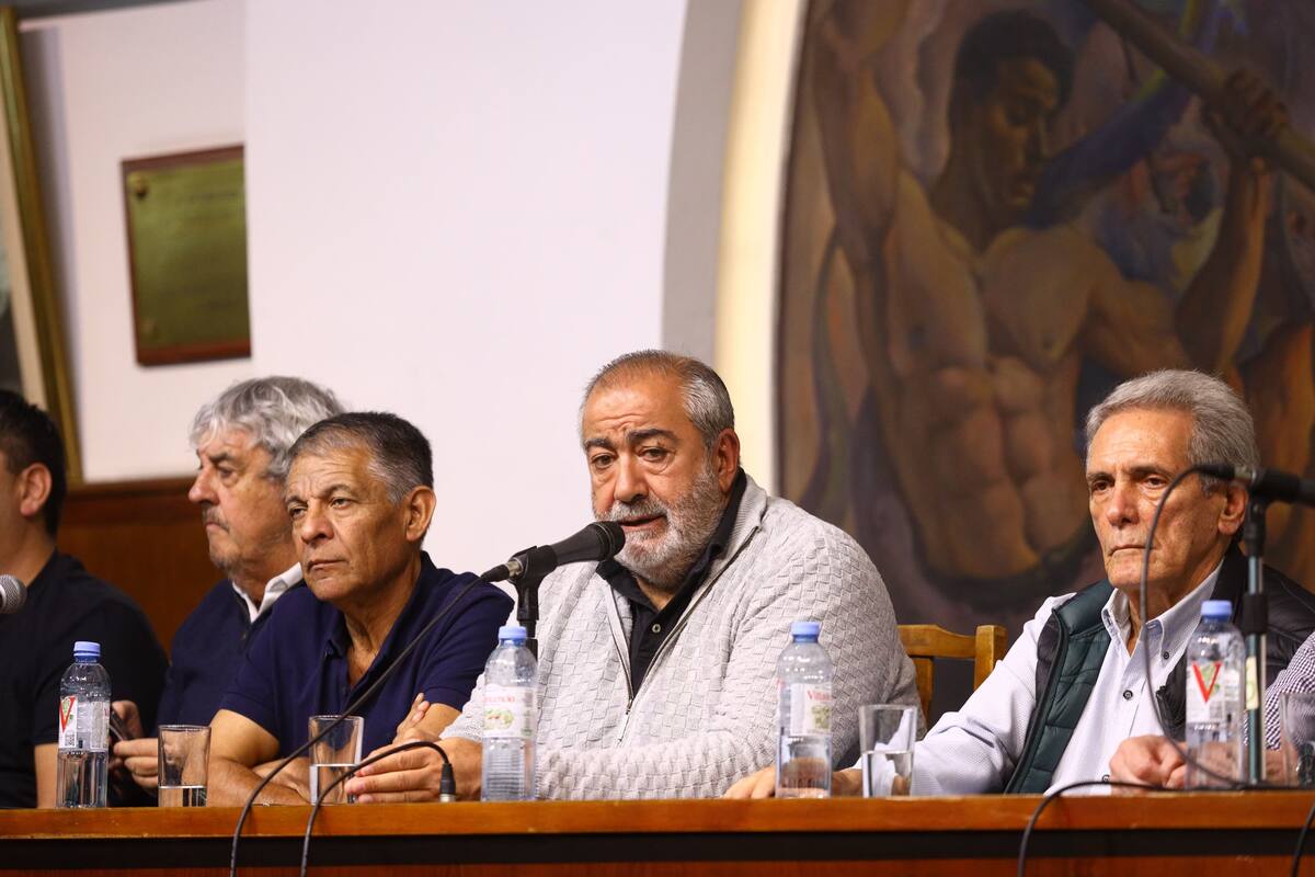 Héctor Daer en el micrófono, durante la conferencia de la CGT