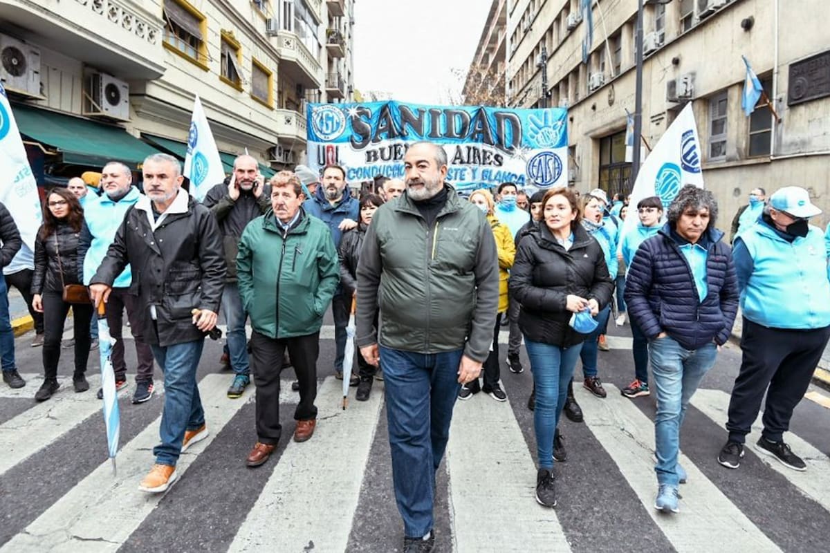 Héctor Daer encabeza la columna del Sindicato de Trabajadores de la Sanidad durante la marcha del 17 de agosto pasado