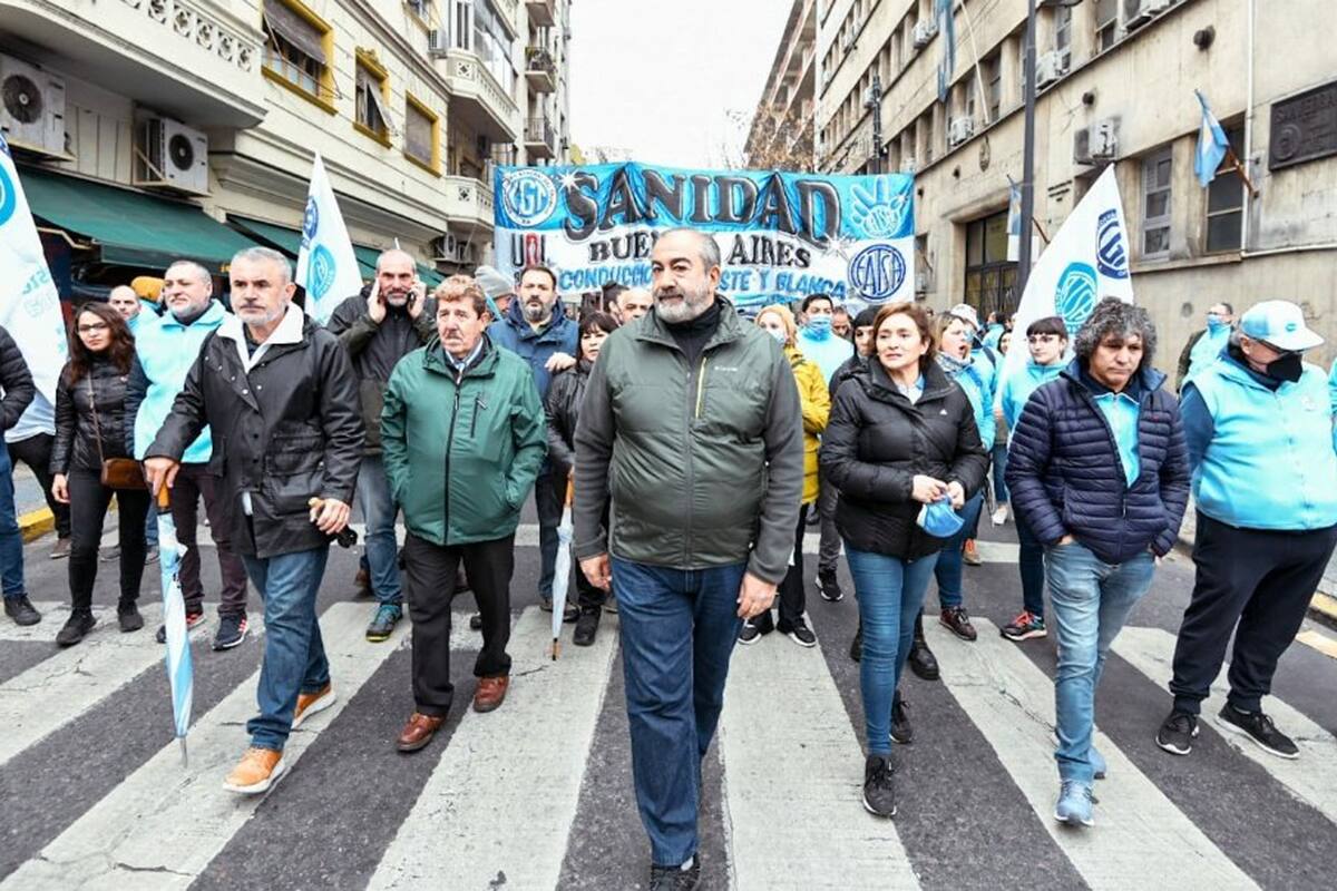 Héctor Daer encabezó la columna del Sindicato de Trabajadores de la Sanidad en la marcha de la CGT