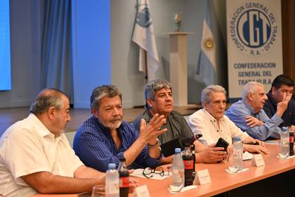 Héctor Daer, Gerardo Martínez, Pablo Moyano, Carlos Acuña, José Luis Lingeri y Cristian Jerónimo, en la cumbre de la CGT