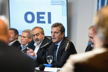 Héctor Daer junto a Sergio Massa, en una "mesa de acuerdo" con la CGT