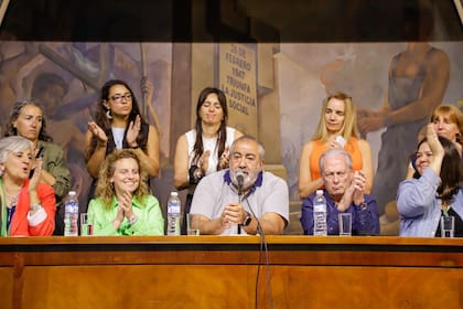 Héctor Daer y Andrés Rodríguez participaron de un acto de mujeres sindicalistas y apoyaron la llegada de una de ellas al triunvirato de mando de la CGT; la candidata principal es Maia Volcovinsky (de camisa verde, al lado de Daer)
