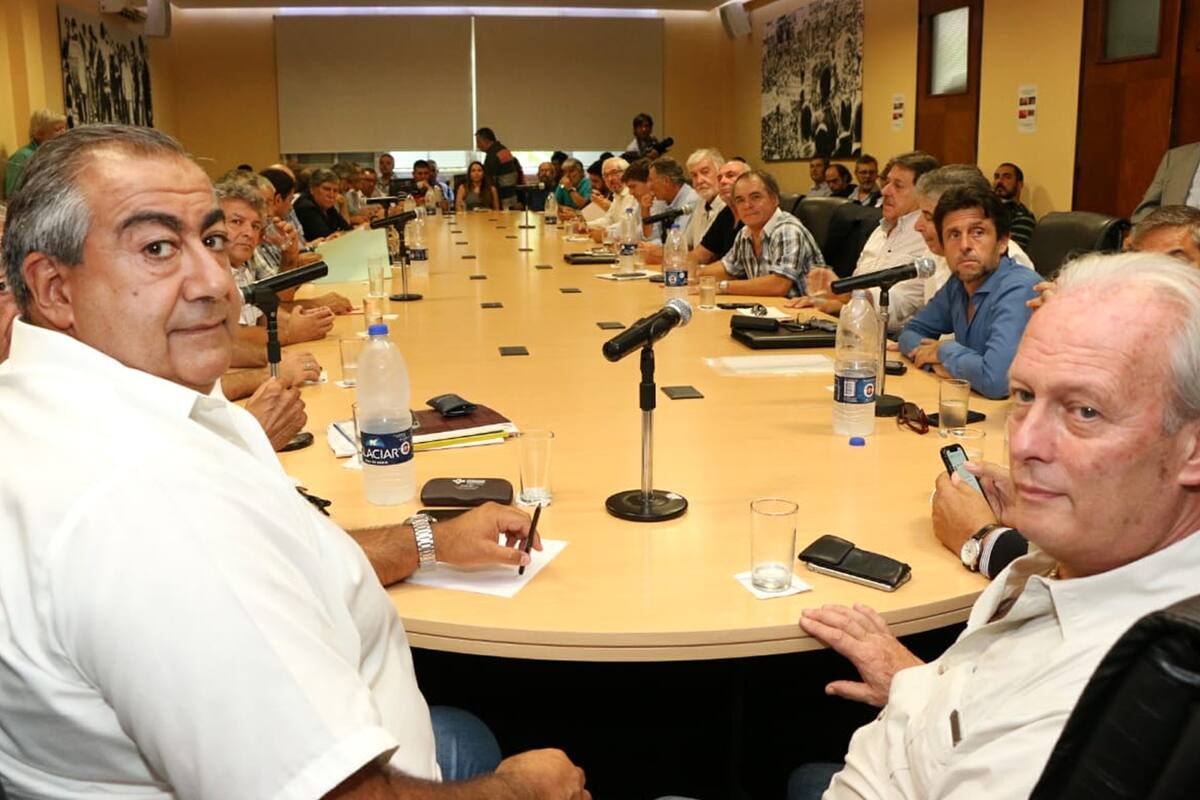 Héctor Daer y Andrés Rodríguez, referentes de la CGT, ayer, en una reunión con empresarios y pymes
