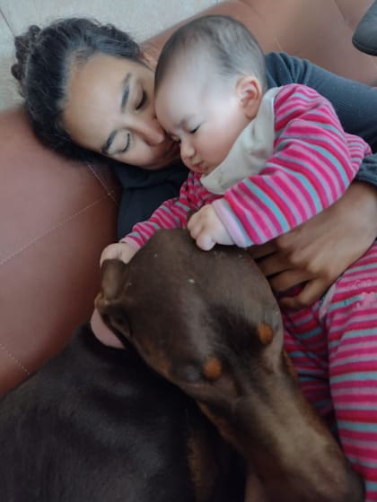 Héctor de visita junto a Valentina, la hija de Luján.