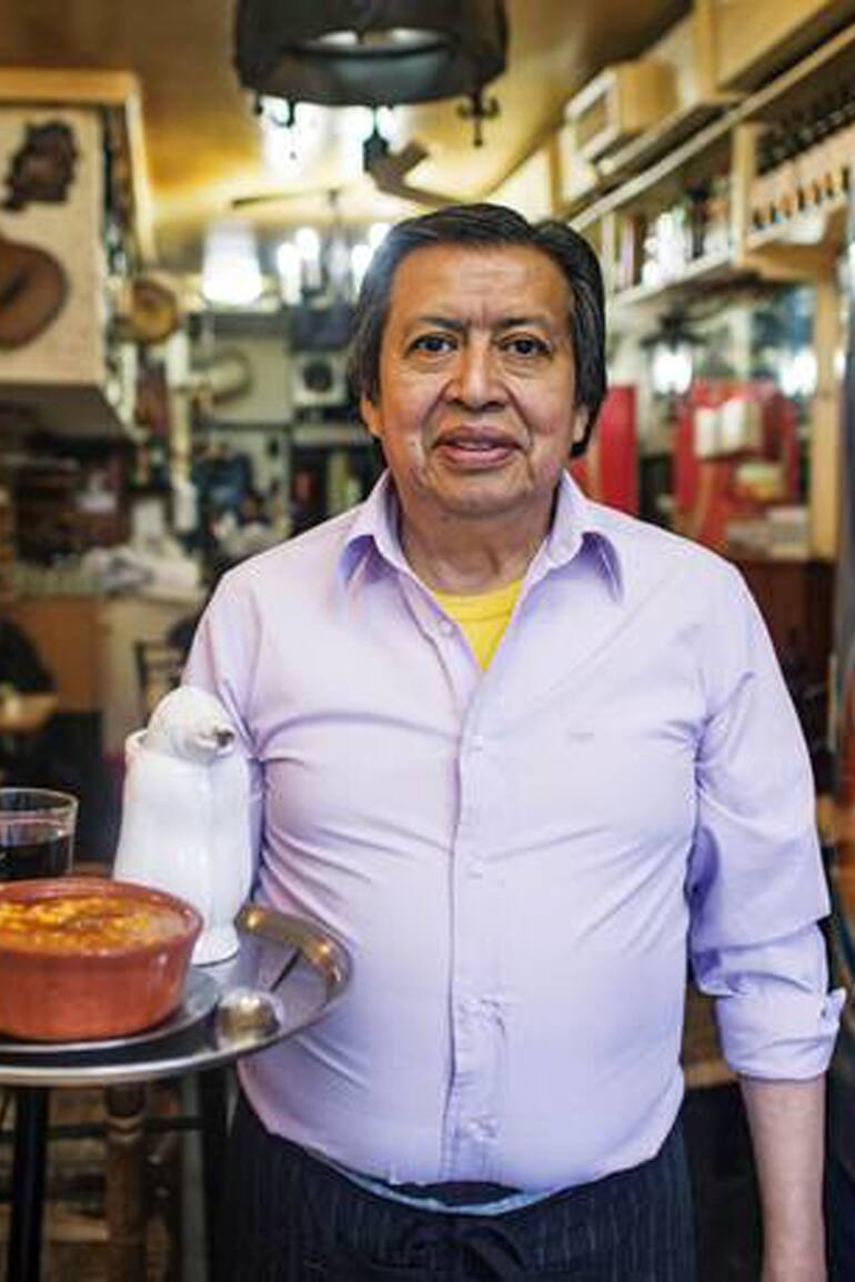 Héctor, dueño y mozo de Ña Serapia