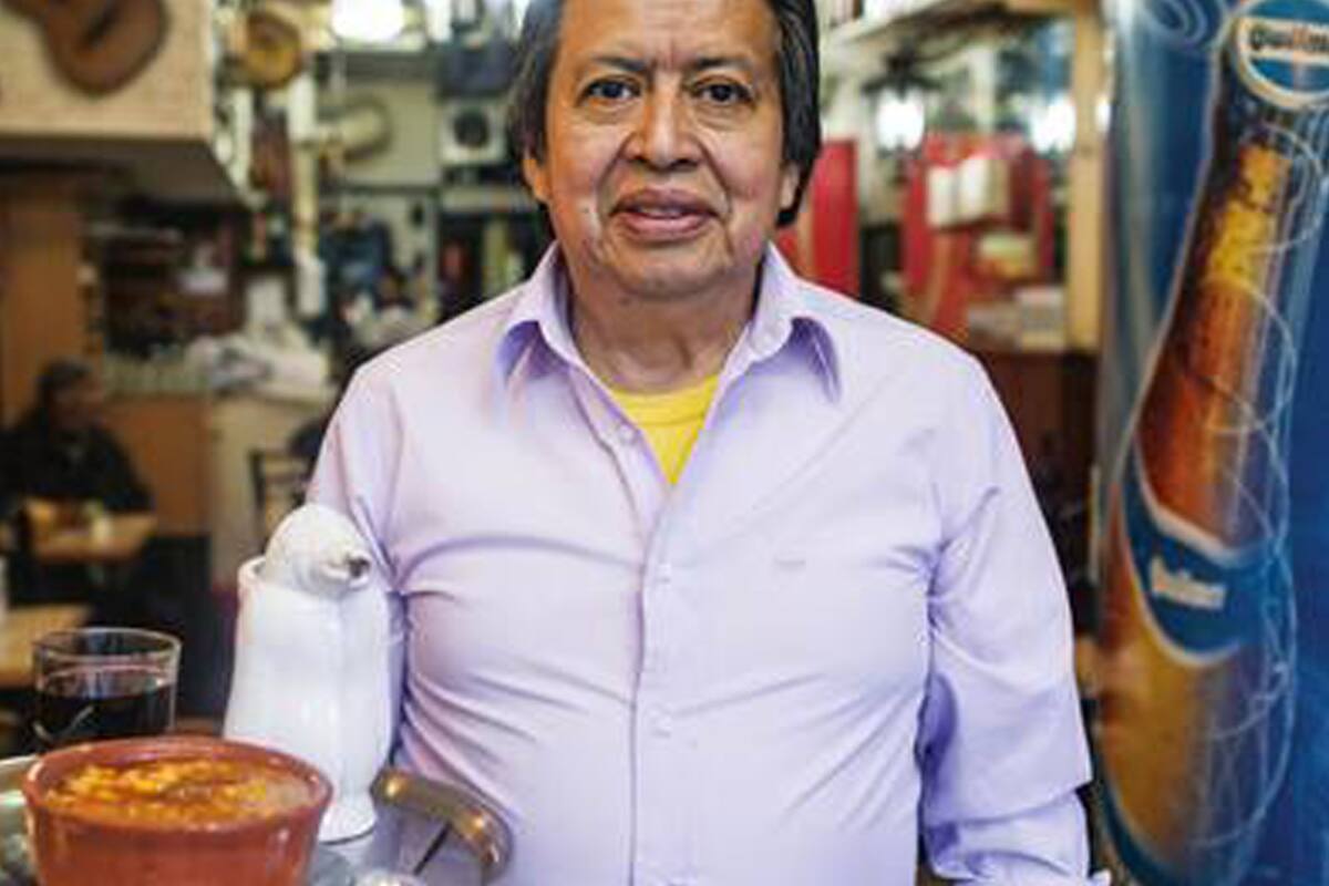 Héctor, dueño y mozo de Ña Serapia