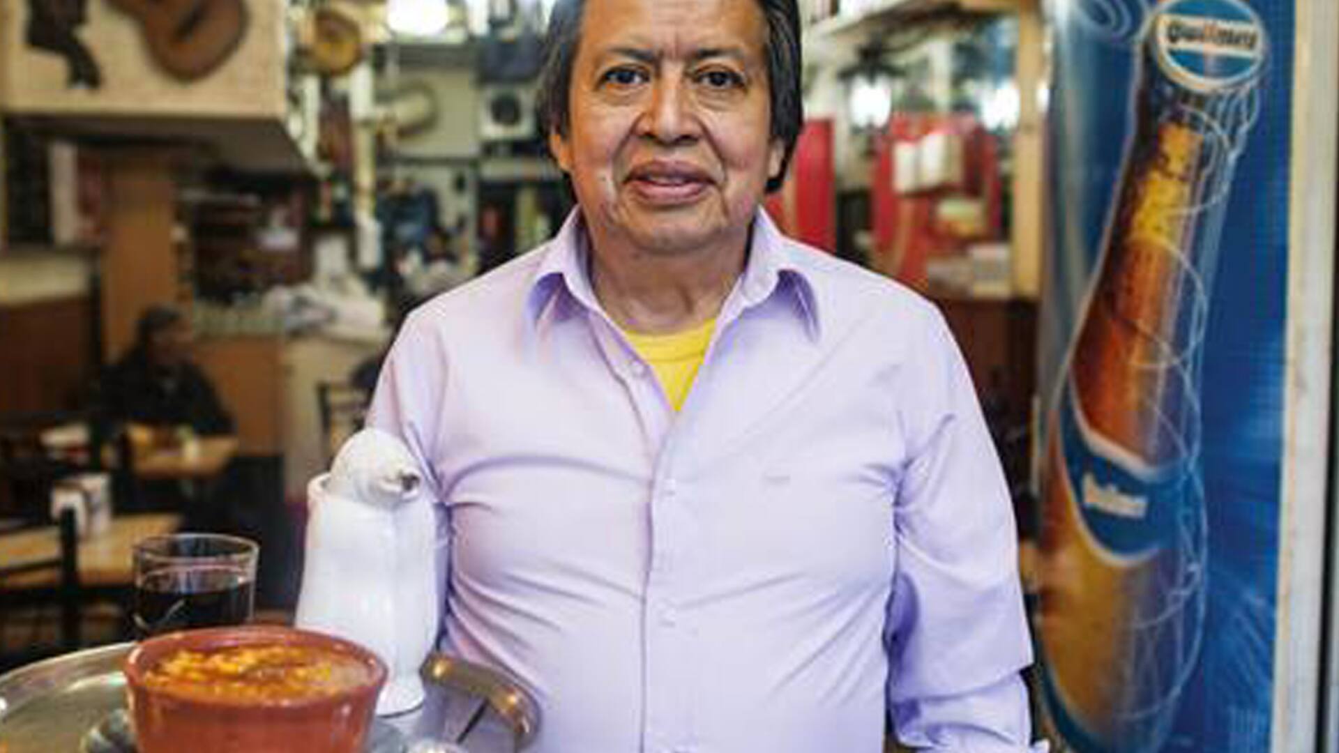 Héctor, dueño y mozo de Ña Serapia