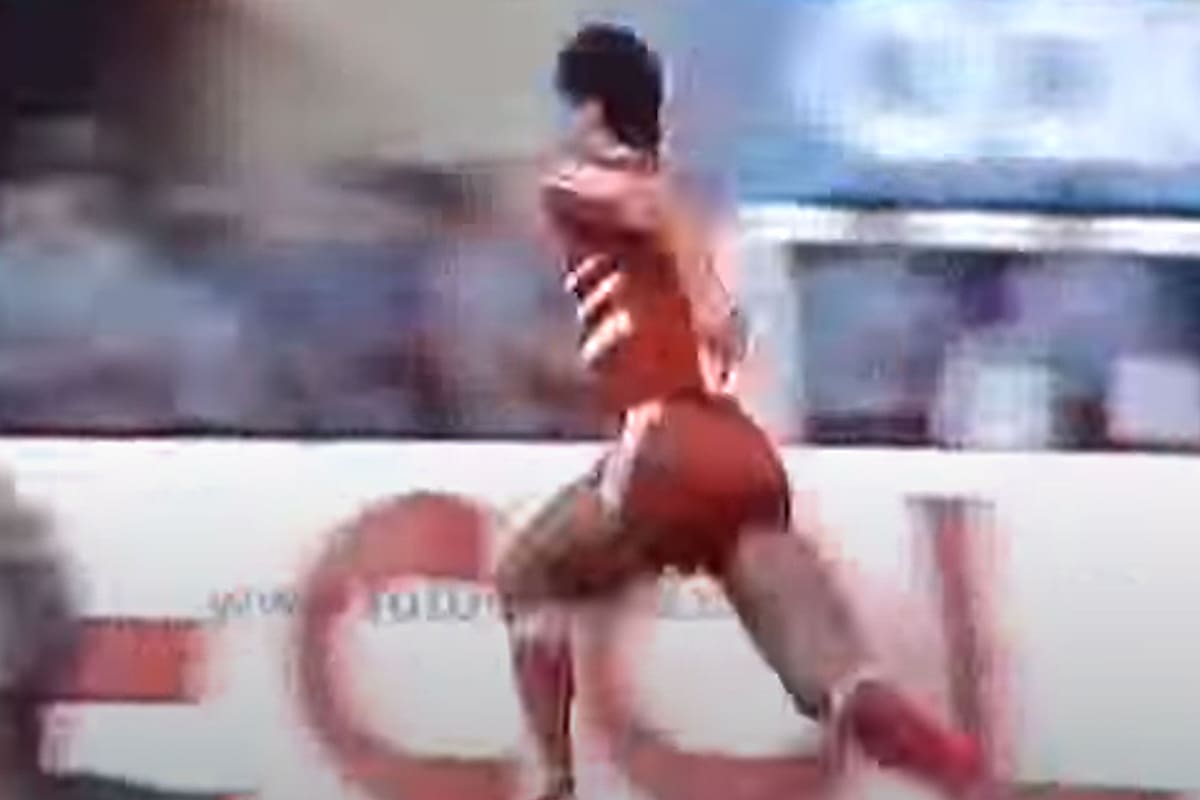 Héctor Enrique festeja su gol contra Vélez, el día de la consagración en el Campeonato 1985/86