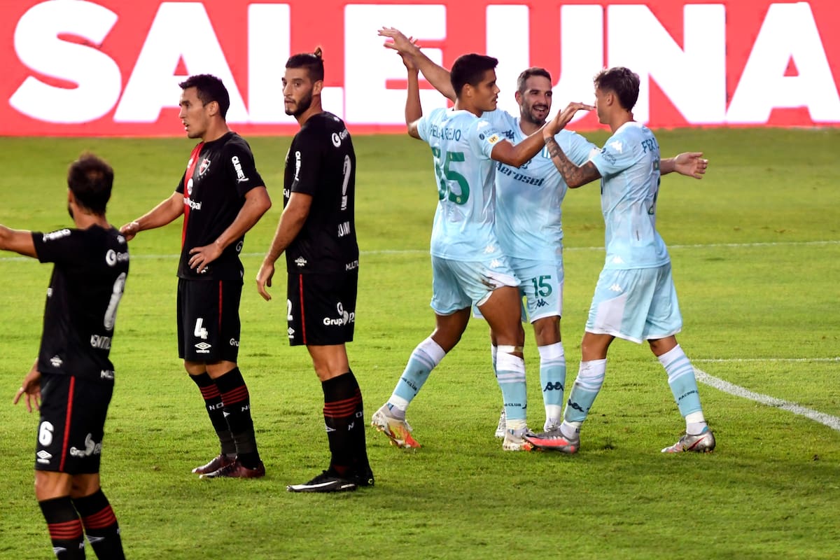 Héctor Fertoli festeja uno de sus goles frente a Newells Old Boys.