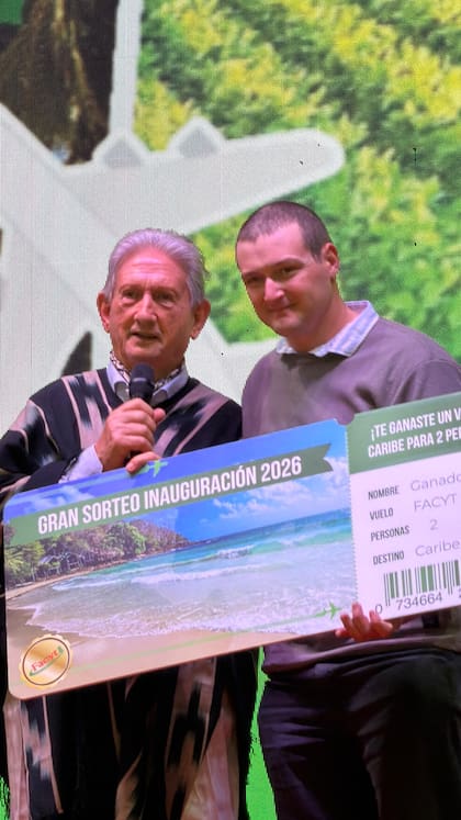 Héctor Laca, fundador de Facyt con Claudio Krenz, el ganador del viaje al caribe