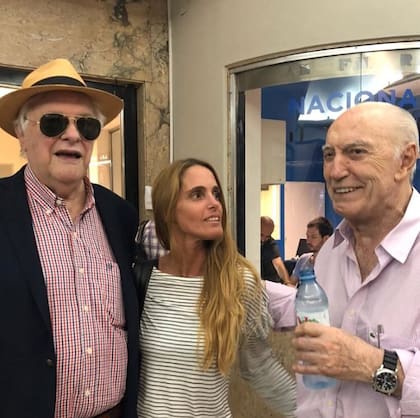 Héctor Larrea, Cacho Fontana y su hija Antonella (Foto: Twitter @AntoFontanaok)