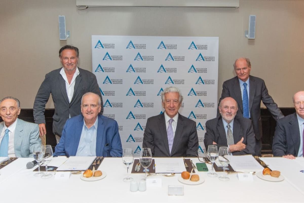 Hector Magnetto, Carlos Miguens, Luis Pagani, Jaime Campos, Alberto Grimoldi, Federico Braun y Paolo Rocca, en el almuerzo de fin de año de la Asociación