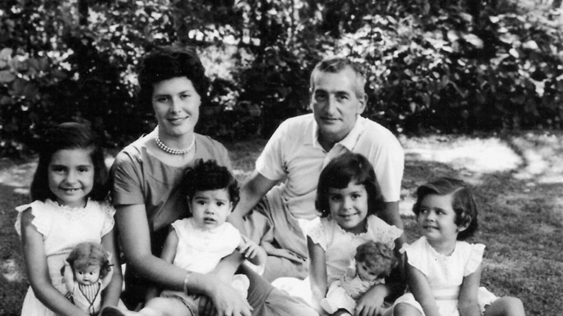 Héctor Oesterheld junto a su esposa Elsa Sánchez y sus hijas Estela, Diana, Beatriz y Marina