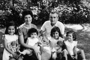 Héctor Oesterheld junto a su esposa Elsa Sánchez y sus hijas Estela, Diana, Beatriz y Marina