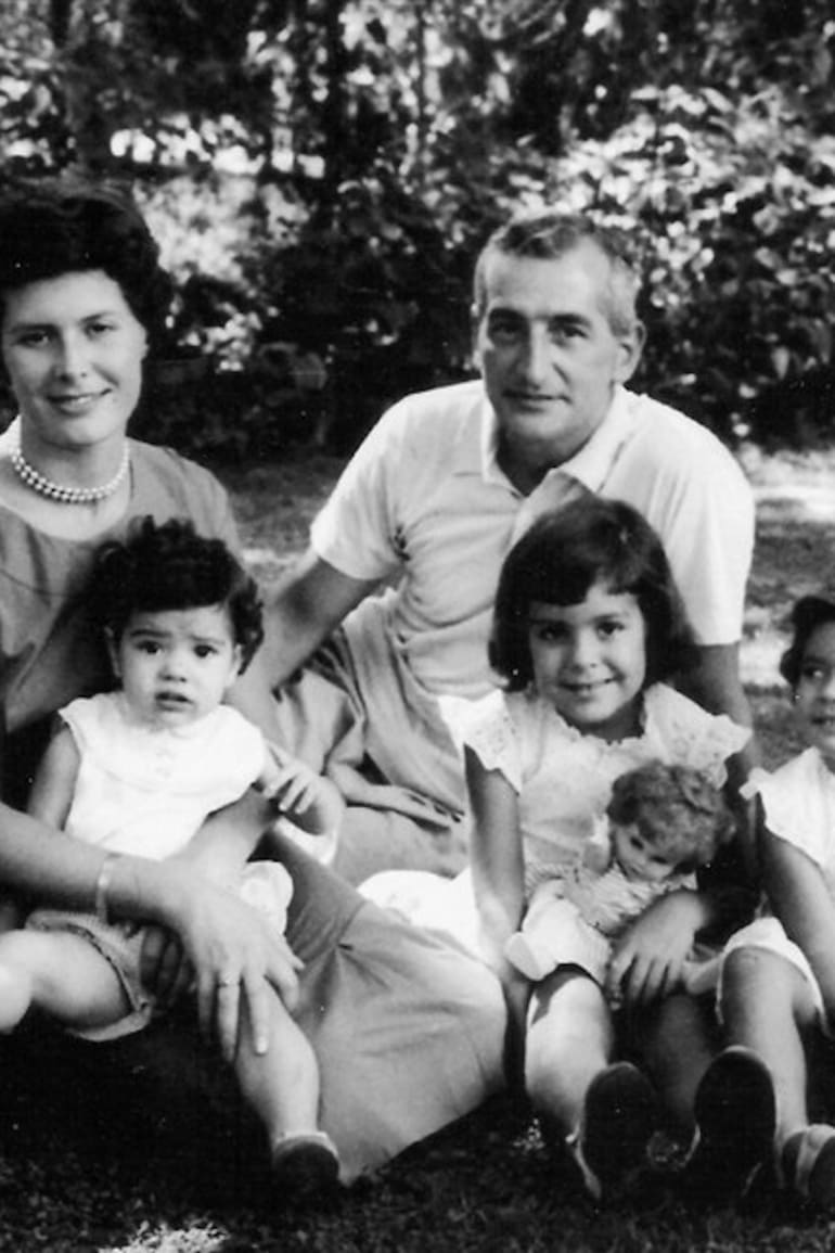 Héctor Oesterheld junto a su esposa Elsa Sánchez y sus hijas Estela, Diana, Beatriz y Marina