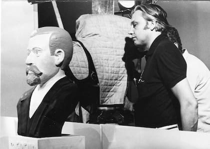 Héctor Olivera con el busto de Sigmund Freud en el set de Psexoanálisis