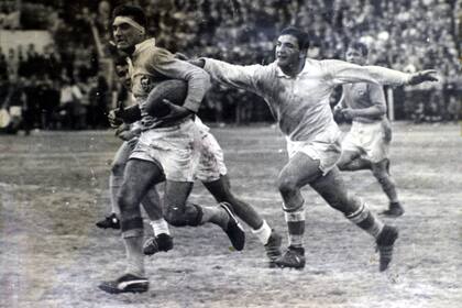 Héctor "Pochola" Silva, en acción en uno de los partidos de la recordada visita de Gales en 1968 en Gimnasia y Esgrima; el hombre de Los Tilos fue el segundo capitán de los Pumas, después de Aitor Otaño.