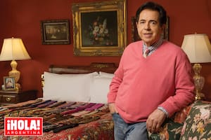 Héctor posa con parte de su colección de 250 corbatas. Sobre la mesa de luz se ve una imagen del Sagrado Corazón de Jesús. “Soy devoto del Sagrado Corazón
por mi mamá. Llevo siempre conmigo la medalla que ella tenía colgada del cuello”, confiesa.