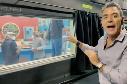 Héctor Sandarti, el conductor de La casa de los famosos, hizo un recorrido del lugar donde conviven los participantes