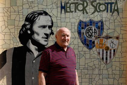 Héctor Scotta, delante del mural que pintaron en el jardín de su casa