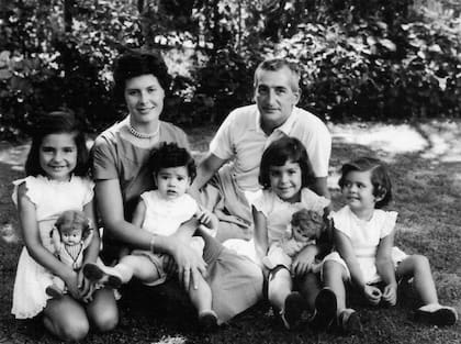 Héctor y Elsa con sus cuatro hijas en el jardín de la casa en Beccar