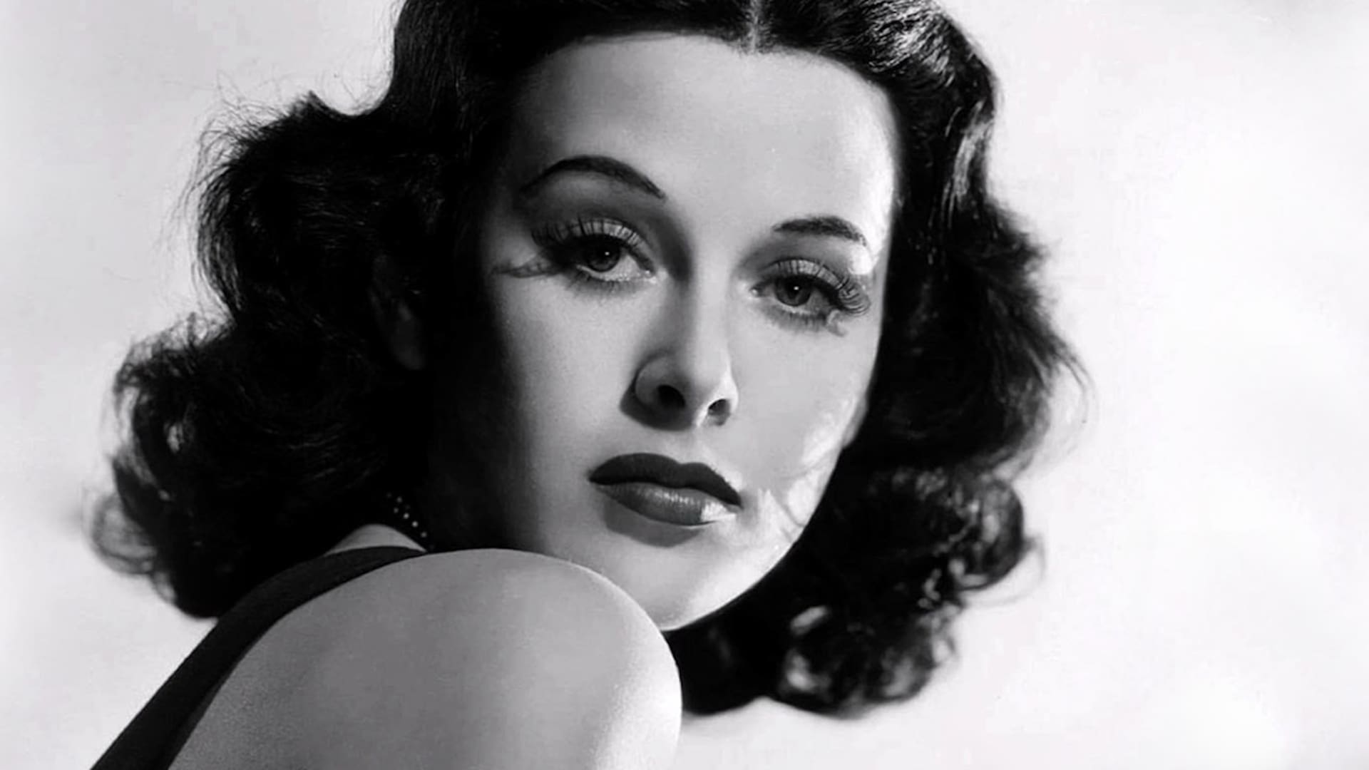 Lamarr en Hollywood, luego de que escapara de Austria, donde se consagró con el osado film Èxtasis, y conociera a Louis B. Mayer en el transatlántico que la llevaba a Nueva York