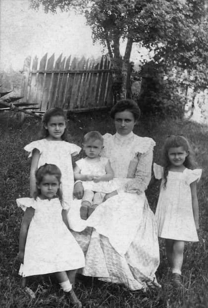 La señora Schlichter con sus hijos: Dolly, Fritzi, Viktor y Hedy (a la derecha), en 1903.