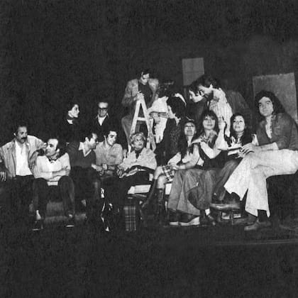 Grupo de Repertorio dirigido por Agustín Alezzo, en 1974: (en la primera fila) Federico Luppi, Hugo Urquijo, Miguel Moyano, Luis Cordara, Hedy Crilla, Cristina Rota, Beatriz Matar, Selva Alemán y Lito Cruz; (en segunda fila) Graciela Galán, Luis Agustoni, Agustín Alezzo, Sergio Aschero, Aída Bortnik, Luis Gutmann y Julio Ordano
