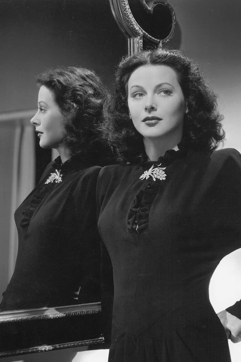 Lamarr en Hollywood, luego de que escapara de Austria, donde se consagró con el osado film Èxtasis, y conociera a Louis B. Mayer en el transatlántico que la llevaba a Nueva York