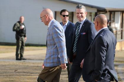 Hegseth refuerza presencia de buques de guerra y portaaviones en Oriente Medio