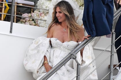 Heidi Klum luciendo su glamoroso vestido de novia.