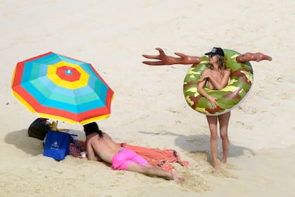 Heidi Klum y un flotador muy particular en las playas caribeñas