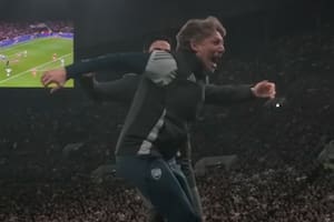 El efusivo festejo de Heinze en la goleada de Arsenal sobre Tottenham en la Premier League