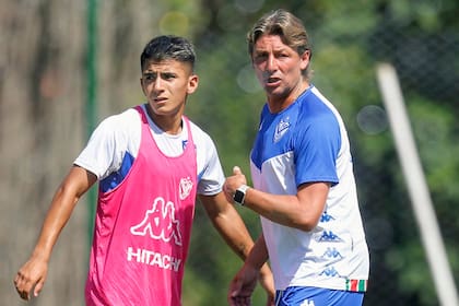 Heinze y uno de los jóvenes que creció mucho en estos tiempos, Thiago Almada, durante una práctica en la Villa Olímpica de Vélez
