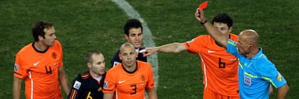 Heitinga se va expulsado; Holanda abusó del juego brusco