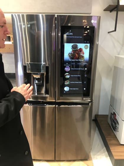 Heladera conectada e inteligente, con cámaras en el interior para ver qué producto falta