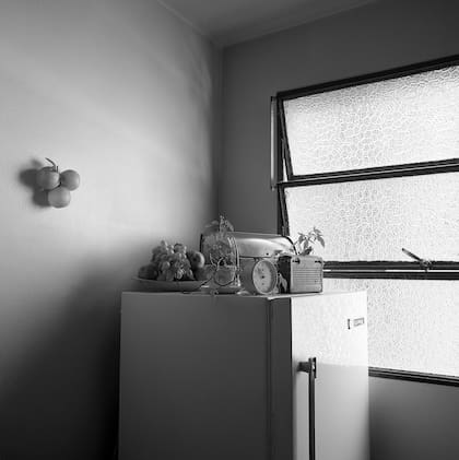 Heladera y ventana. San Juan, 1984
