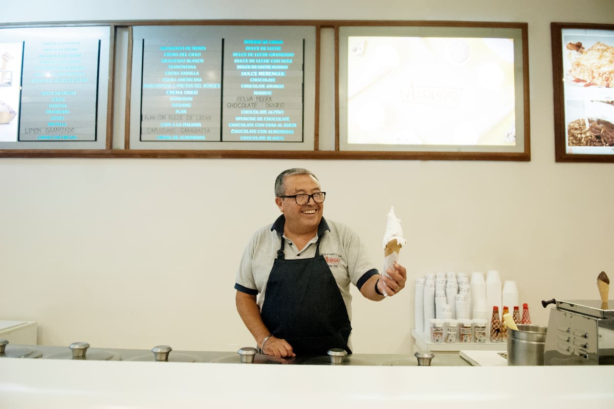 Heladería Aloisio: un empleado despacha en el mostrador un cucurucho con el gusto más famoso de todos: limón.