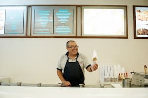 Heladería Aloisio: un empleado despacha en el mostrador un cucurucho con el gusto más famoso de todos: limón.