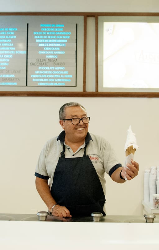 Heladería Aloisio: un empleado despacha en el mostrador un cucurucho con el gusto más famoso de todos: limón.