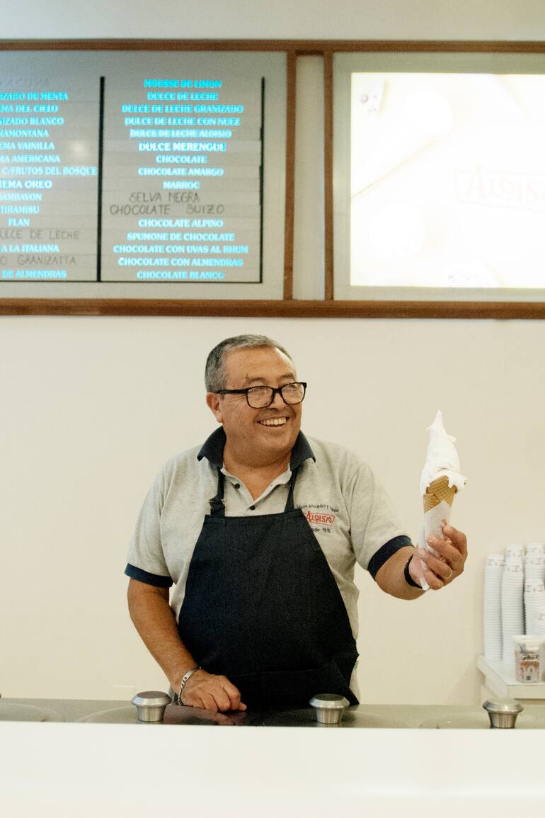 Heladería Aloisio: un empleado despacha en el mostrador un cucurucho con el gusto más famoso de todos: limón.