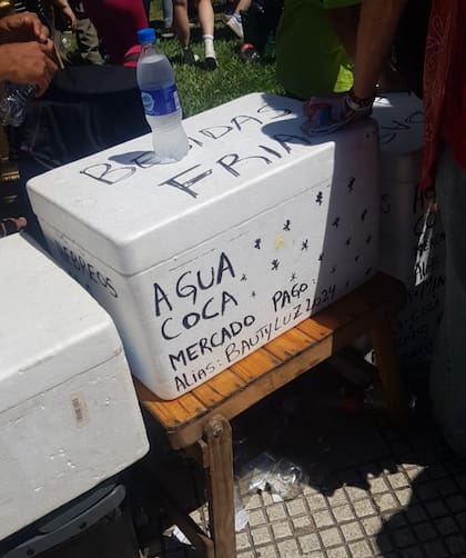 Heladeritas con bebidas frías con el alias de Mercado Pago de los vendedores en la marcha