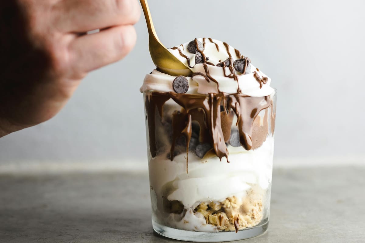 Helado de banana split casero sin crema ni azúcar agregada