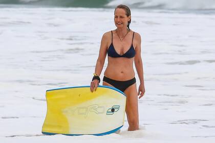 Helen Hunt disfrutó de las olas en Malibú