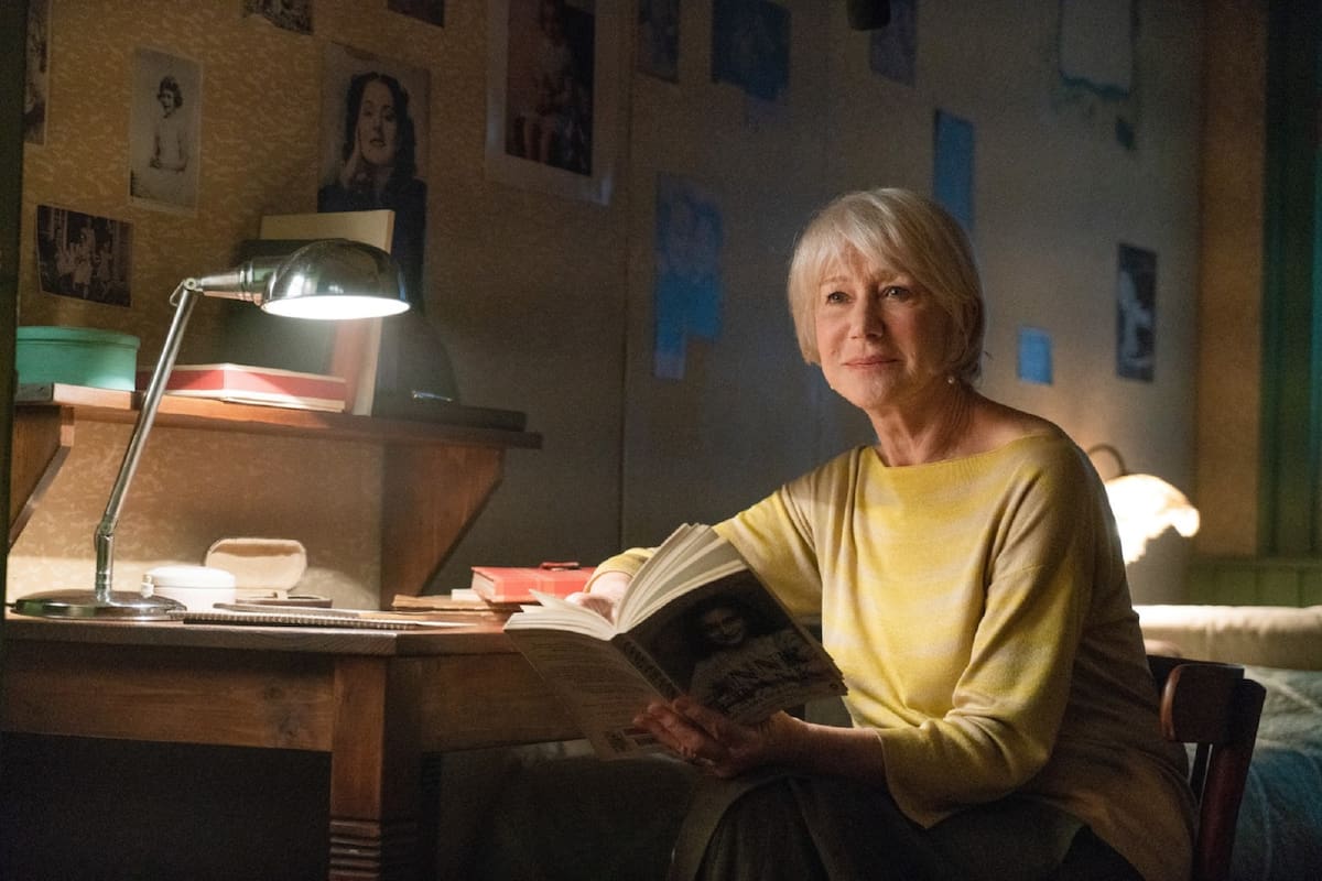 Helen Mirren, con el diario de Ana Frank en sus manos, en una escena del documental