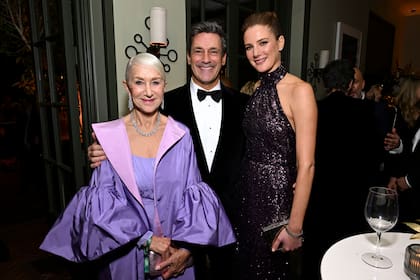 Helen Mirren, Jon Hamm y Anna Osceola celebran en la fiesta posterior a los Globo de Oro 2024 organizada por Netflix