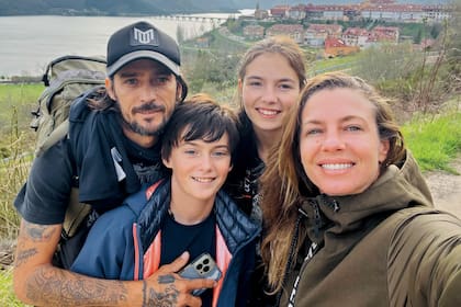Helena con sus papás Jorge Otamendi y Geraldine Neumann y su hermano Matías. Después de visitar España, Francia, Suiza, Austria, Alemania, Dinamarca, Suecia, Noruega, Países Bajos e Italia, el plan de la familia es regresar a Argentina en octubre.