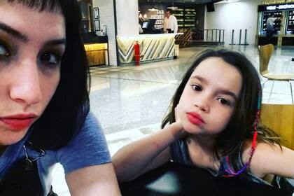 Helena, la nieta de Moria Casan, junto a su mamá, Sofía Gala
